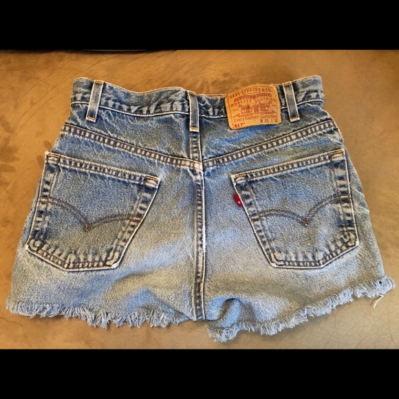 Levi’s Women’s Cut Offs - Picture 3 of 4